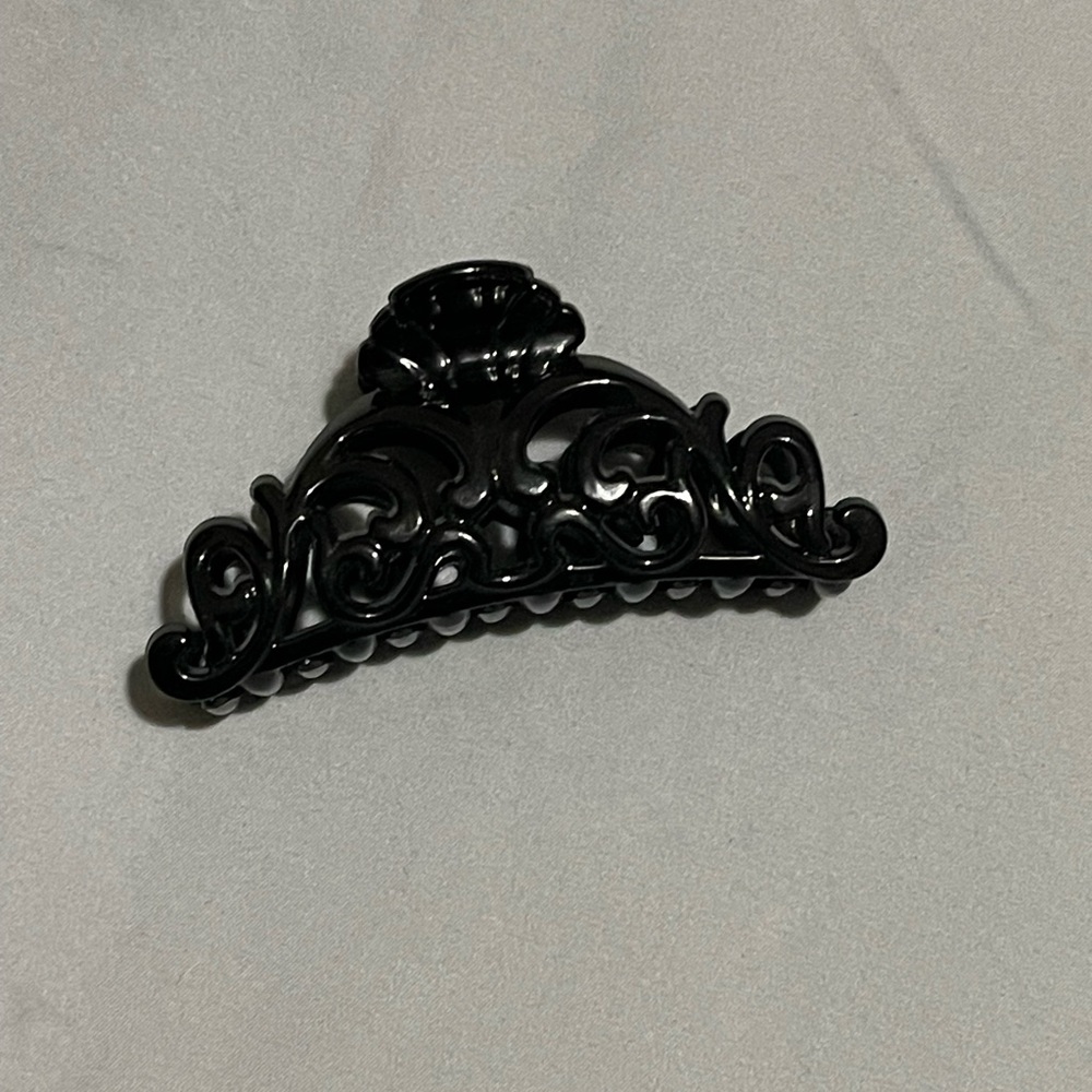 Black claw hair clip